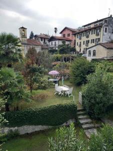 吉法Rustico Moderno的城市里带椅子和遮阳伞的花园