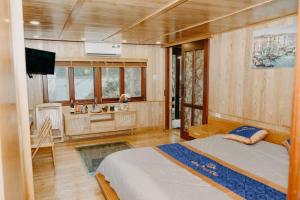 吉婆岛Lan Ha Floating Homestay的一间卧室配有一张床和一张书桌