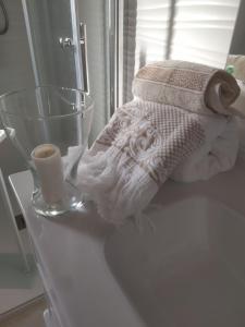 努奥罗Casa Ghirthalos的浴室柜台配有毛巾和玻璃碗