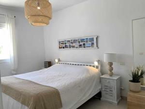 帕斯托布兰克Villa in Pasito Blanco sun beach golf wifi的白色卧室配有床和灯