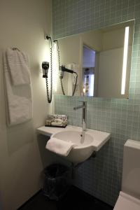 格洛斯楚普格洛斯楚普公园酒店的一间带水槽和镜子的浴室