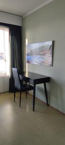 皮耶塔尔萨里Villa Astrid的一张桌子和一把椅子,放在画室里