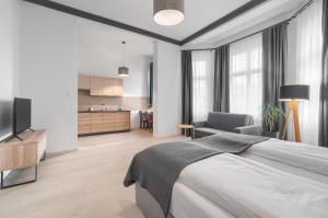 什切青Aparthotel Platinum的一间卧室设有一张床和一间客厅。