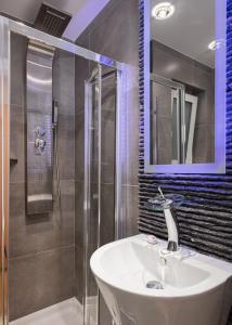 雅典米拉达酒店的一间带水槽和淋浴的浴室