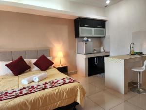 哥打巴鲁The Viana Apartment 1的酒店客房带一张床和一个厨房