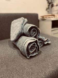 索斯特By Balu的沙发上一堆毛巾