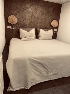 索斯特By Balu的一间卧室配有一张带白色床单和两盏灯的大床
