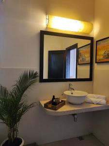 金边Villa Papillon的浴室设有水槽和墙上的镜子