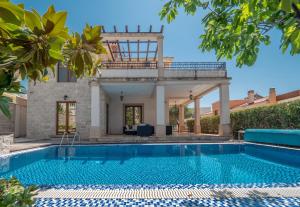 贝西奇Vila Plima的一座带游泳池和房子的别墅