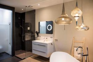 贝斯特Boutique Hotel Bed&Bos的浴室配有水槽和带淋浴的淋浴。