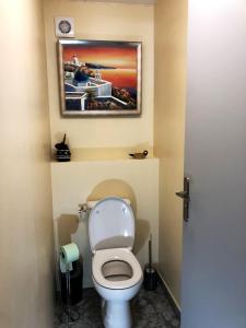 圣路易斯Ti Kaz Furcy的浴室设有卫生间,墙上挂着一幅画
