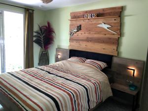 圣路易斯Ti Kaz Furcy的一间卧室配有一张带木制床头板的床