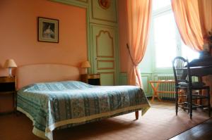NouicChateau du Fraisse的卧室配有床、椅子和窗户。