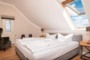 赛巴特班森Seehof 34的卧室配有一张大白色床和窗户