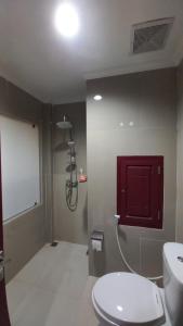 庞卡兰布翁Bubuhan Kita Guest House Syariah的一间带白色卫生间和红色橱柜的浴室