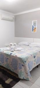 若昂佩索阿POUSADA VENTO NORTE CAMA & CAFÉ SUÍTES INDIVIDUAIs的一间卧室配有一张带蓝白色毯子的床