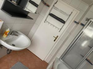 GattendorfFerienwohnung的白色的浴室设有水槽和淋浴。