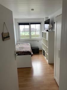 GattendorfFerienwohnung的一间小卧室,配有床和窗户