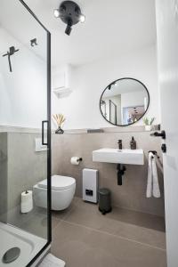 科隆Park Avenue - Design Apartment Friesenstraße - 4 Pers - WLAN - Netflix - 65 Zoll TV的一间带水槽、卫生间和镜子的浴室
