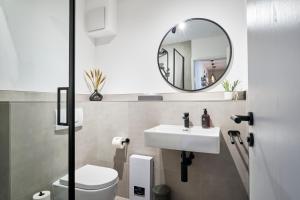 科隆Park Avenue - Design Apartment Friesenstraße - 4 Pers - WLAN - Netflix - 65 Zoll TV的一间带水槽和镜子的浴室