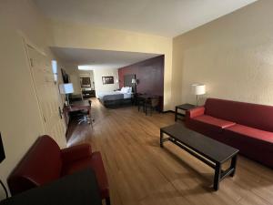 圣安东尼奥Quality Inn & Suites I-10 near Fiesta Texas的客厅配有沙发和一张位于房间的床