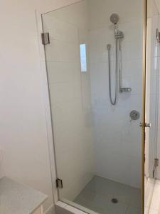 珀斯Smart Modern Close City/Airport WIFI/Park/Netflix的浴室里设有玻璃门淋浴