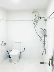 波隆纳鲁沃Hotel Siyathma polonnaruwa的白色的浴室设有卫生间和淋浴。