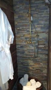 西克斯特Amour & Chocolat的带淋浴的浴室和一篮毛巾