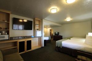 弗纳尔恐龙套房酒店的酒店客房设有两张床和一台平面电视。