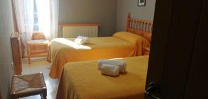 别尔萨Hostal Los Valles的酒店客房,配有两张带毛巾的床