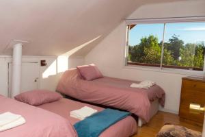 特木科Ruka Rayen的一间卧室设有两张床和窗户。