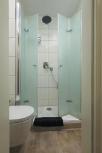 纽伦堡弗兰肯城大酒店 的带淋浴、卫生间和盥洗盆的浴室