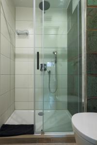 纽伦堡弗兰肯城大酒店 的浴室里设有玻璃门淋浴