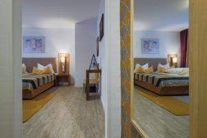 纽伦堡弗兰肯城大酒店 的酒店客房,设有两张床和镜子