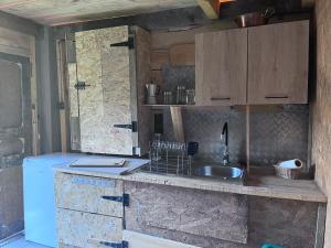 OliveseCabane 2的厨房配有水槽和台面