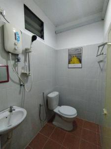 珍南海滩Dahliya Roomstay Langkawi的一间带卫生间和水槽的浴室