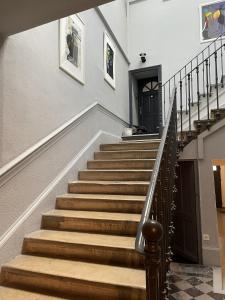 瓦朗斯堡德维尔公寓酒店的楼梯间房子的楼梯