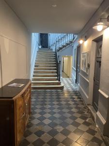 瓦朗斯堡德维尔公寓酒店的大楼里空空的走廊,有楼梯