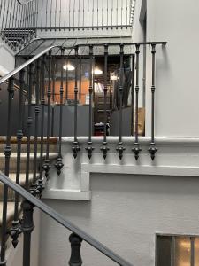 瓦朗斯堡德维尔公寓酒店的建筑物内有黑色栏杆的楼梯