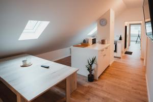 门兴格拉德巴赫Working Apartment - 8 single beds - 5 Schlafzimmer的厨房以及带桌子和窗户的用餐室。