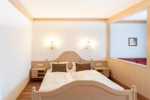 拜尔里舍艾森施泰恩埃森斯特因内霍夫酒店的一间卧室设有一张大床和一个大窗户