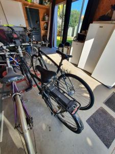 莱萨布勒-多洛讷Chambre et salle d'eau dans dépendance 20 m2, vélos的停放在车库里的一群自行车