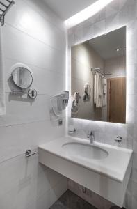 普罗夫迪夫City Park Inn Apartment Verona的白色的浴室设有水槽和镜子
