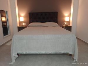 圣拉斐尔La Cabaña de Eco Verde的一间卧室配有一张带白色毯子的大床