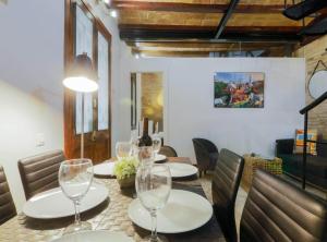 巴塞罗那New Listing DUPLEX NEAR THE BEACH Barceloneta的用餐室配有带酒杯的桌子