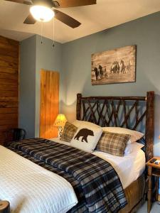 NundaLetchworth Farm Guesthouses的一间卧室,卧室内配有一张大床