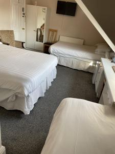 约克Diamonds Inn的客房设有两张床和水槽。