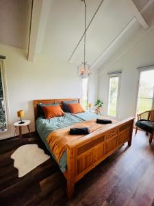 兹沃勒IJsselgoud的一间卧室配有一张大木床。