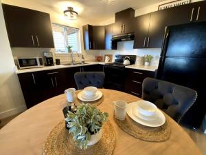 维多利亚Cozy Lakeview Suite的一间带木桌和椅子的厨房以及一间用餐室