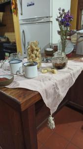 圣萨尔瓦多德朱Miraflores Casa de Campo的桌子上放着碗和杯子